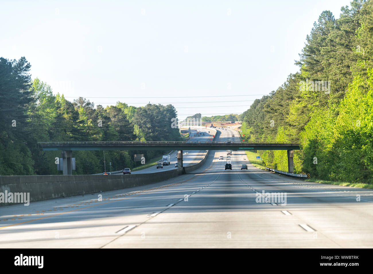 Interstate Highway 85 Straße mit Überführung Brücke Ausfahrt Straße am frühen Morgen bei der Stadt Atlanta, Georgia mit Autos fahren auf Pendeln Stockfoto