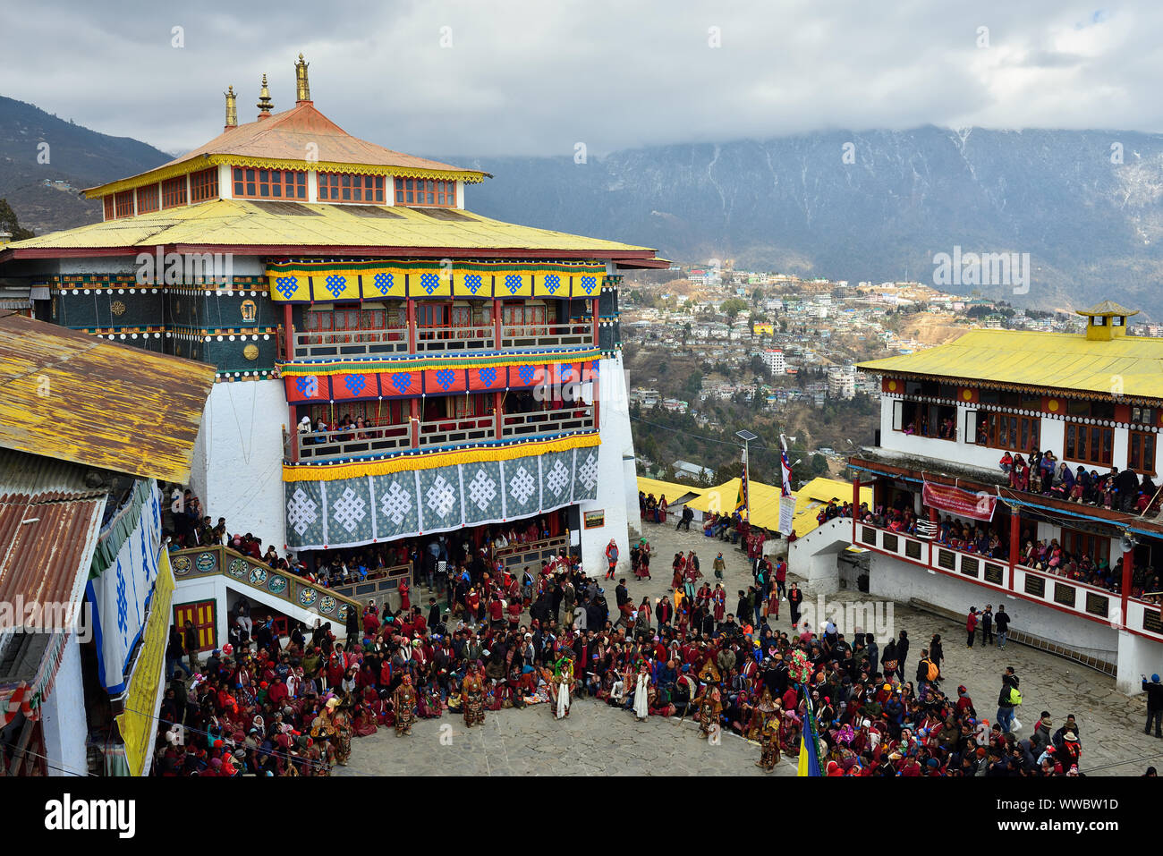 Tawang, Arunachal Pradesh, Indien, buddhistische Mönche tanzen, torgya Festival, im Hintergrund gibt es Kloster und viele Zuschauer versammelt. Stockfoto