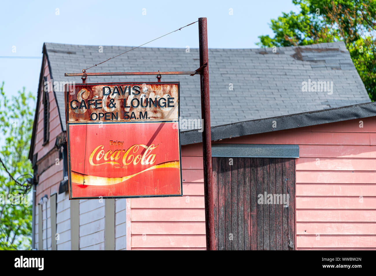 Montgomery, USA - 21. April 2018: Davis Cafe und Lounge mit offenen Stunden und Coca-Cola hängenden Retro genießen Alte vintage Zeichen in Alabama Hauptstadt Stockfoto