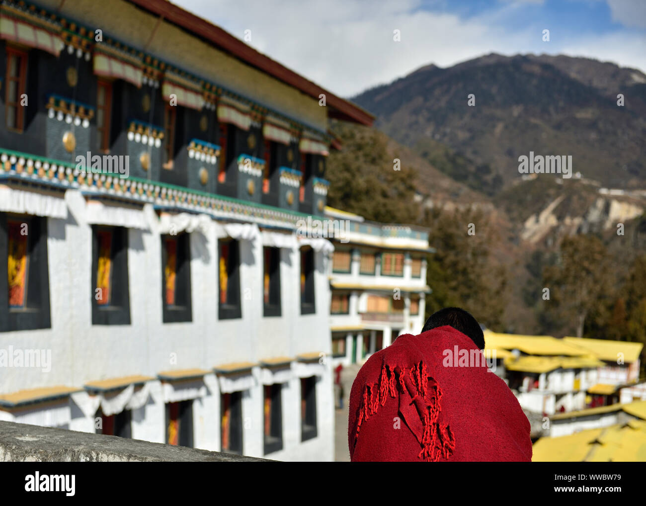 Buddhistischer Mönch auf dem Festival, im Hintergrund gibt es Tawang Kloster, Arunachal Pradesh, Indien. Stockfoto