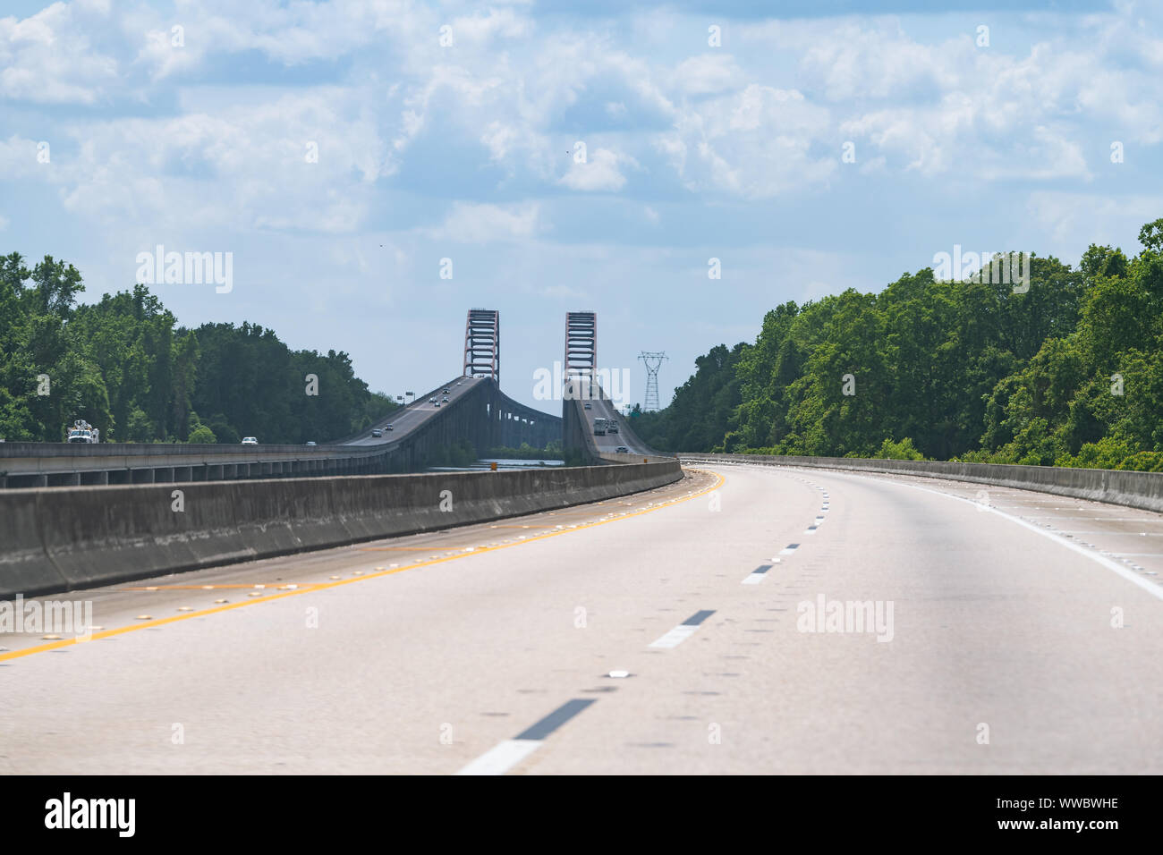 Bay Minette mit Interstate highway Road i-65 in Alabama mit allgemeinen WK Wilson Jr. Bridge über Mobile Bay Wasser Stockfoto