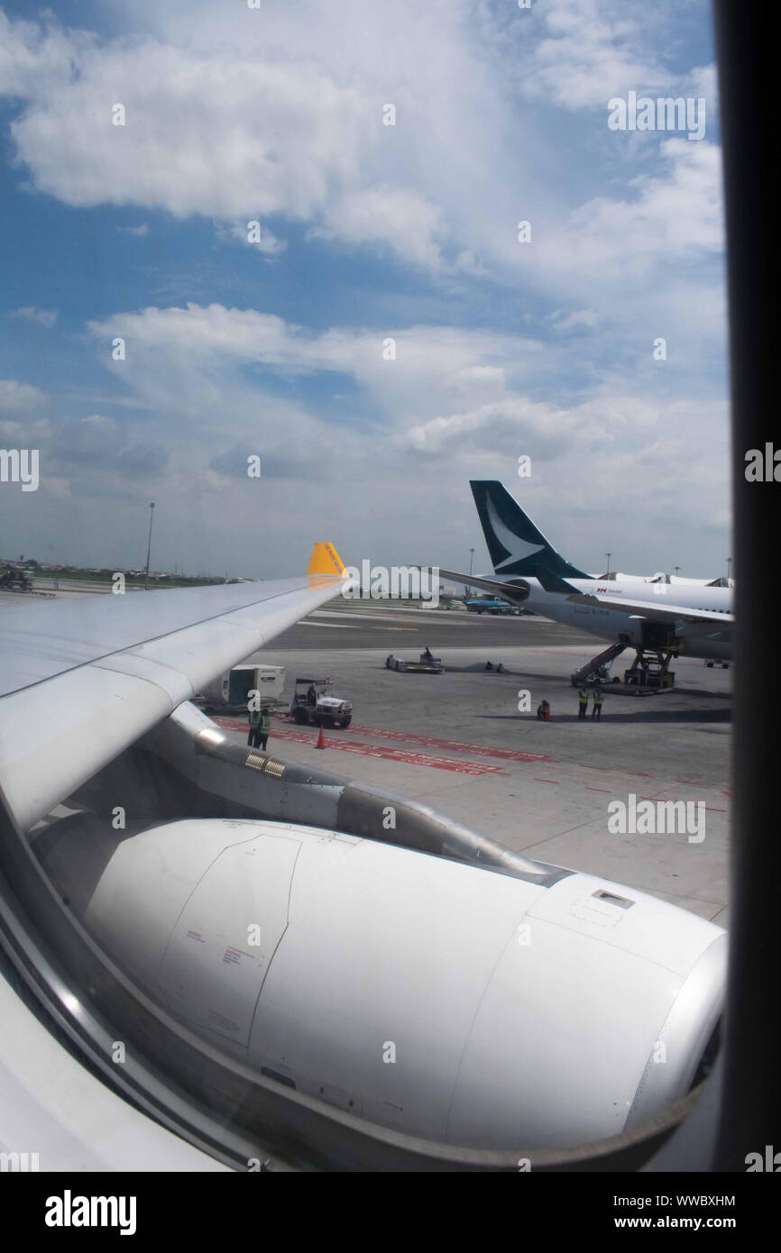 Juli 22, 2019 - Bangkok Thailand: Fenster Blick aus dem Flugzeugfenster, in denen Flugzeuge abgestellt sind Stockfoto