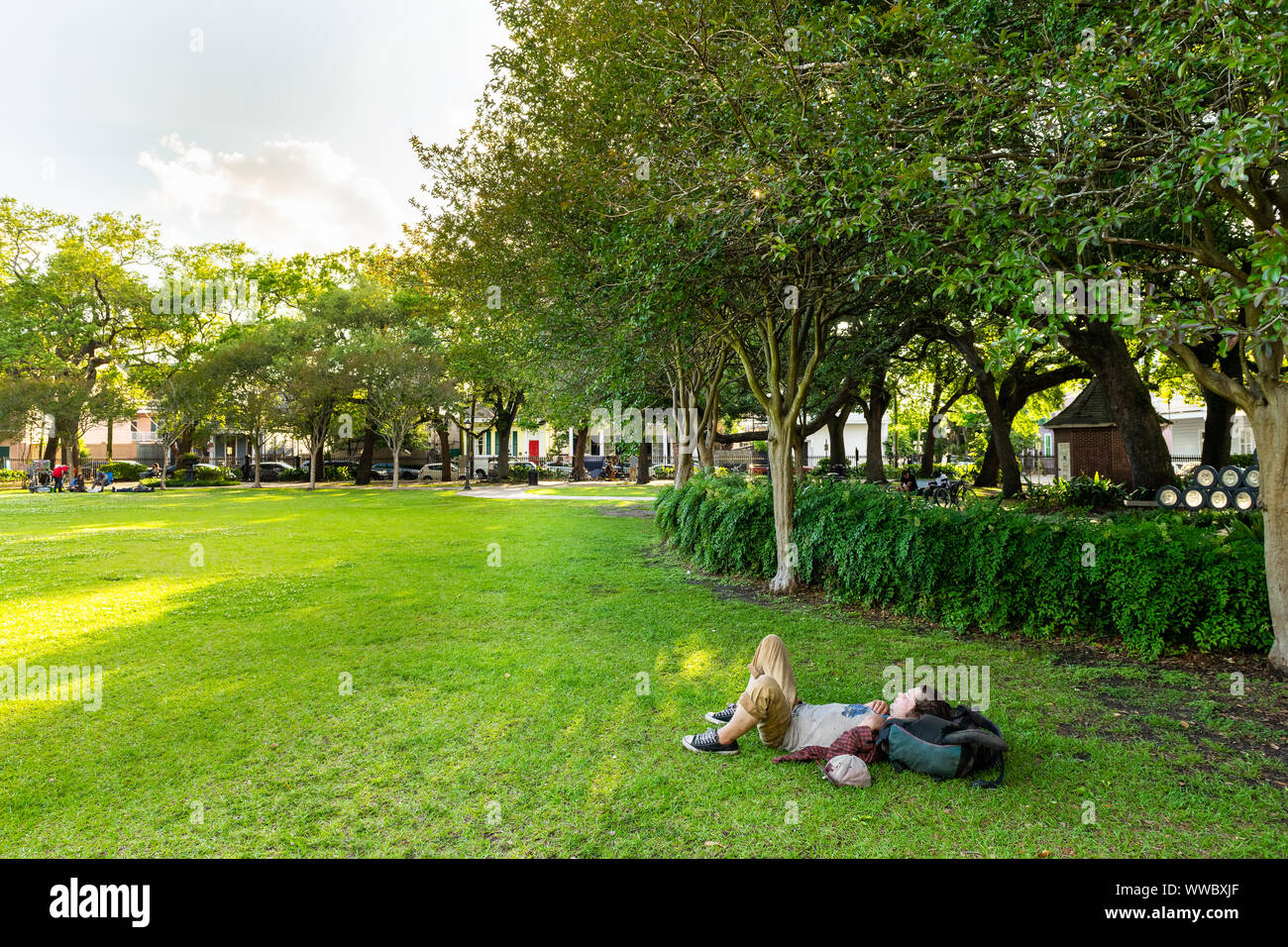 New Orleans, USA - 22. April 2018: Washington Square Park auf Elysian Fields Avenue, Dauphine Street mit Menschen, Menschen liegen auf dem Rasen in französischer Sprache quar Stockfoto