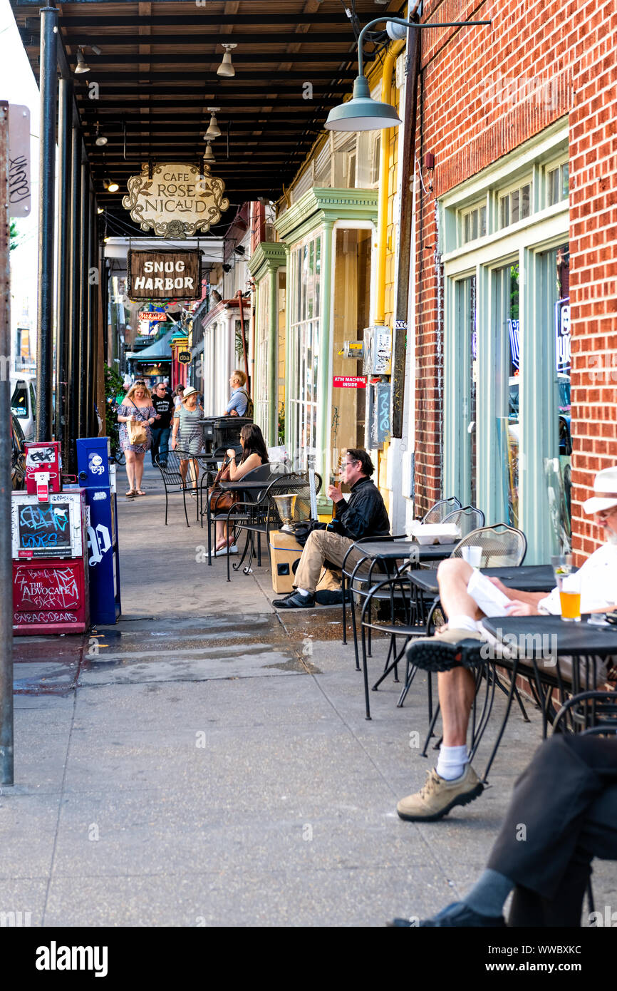 New Orleans, USA - 22. April 2018: Strasse im French Quarter Franzosen in Louisiana Stadt mit Menschen im Freien Sidewalk Cafe Bar oder Restaurant sitzen Stockfoto