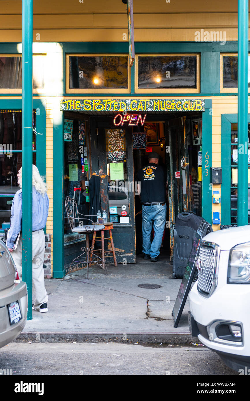 New Orleans, USA - 22. April 2018: Frenchmen Street in Louisiana, alte Gebäude Eingang zu berühmten Spotted Cat Music Club, Menschen zu Fuß auf der Straße Stockfoto