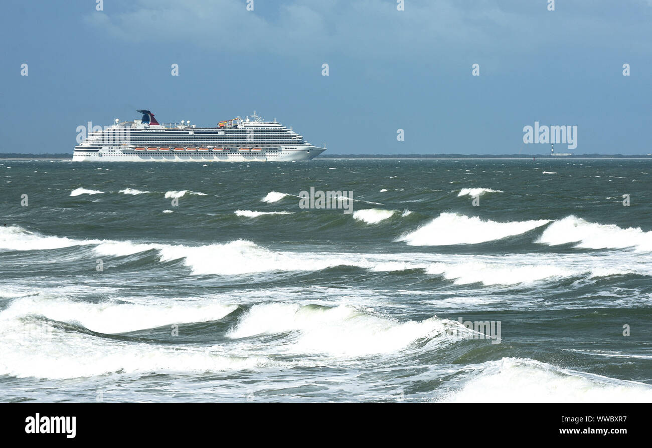 Florida, USA. 14 Sep, 2019. Die Carnival Breeze Kreuzfahrt Schiff auf das Meer so rau Surfen durch den tropischen Sturm Humberto gesehen wird als der Sturm bewegt sich nördlich vor der Küste von Florida. Credit: SOPA Images Limited/Alamy leben Nachrichten Stockfoto