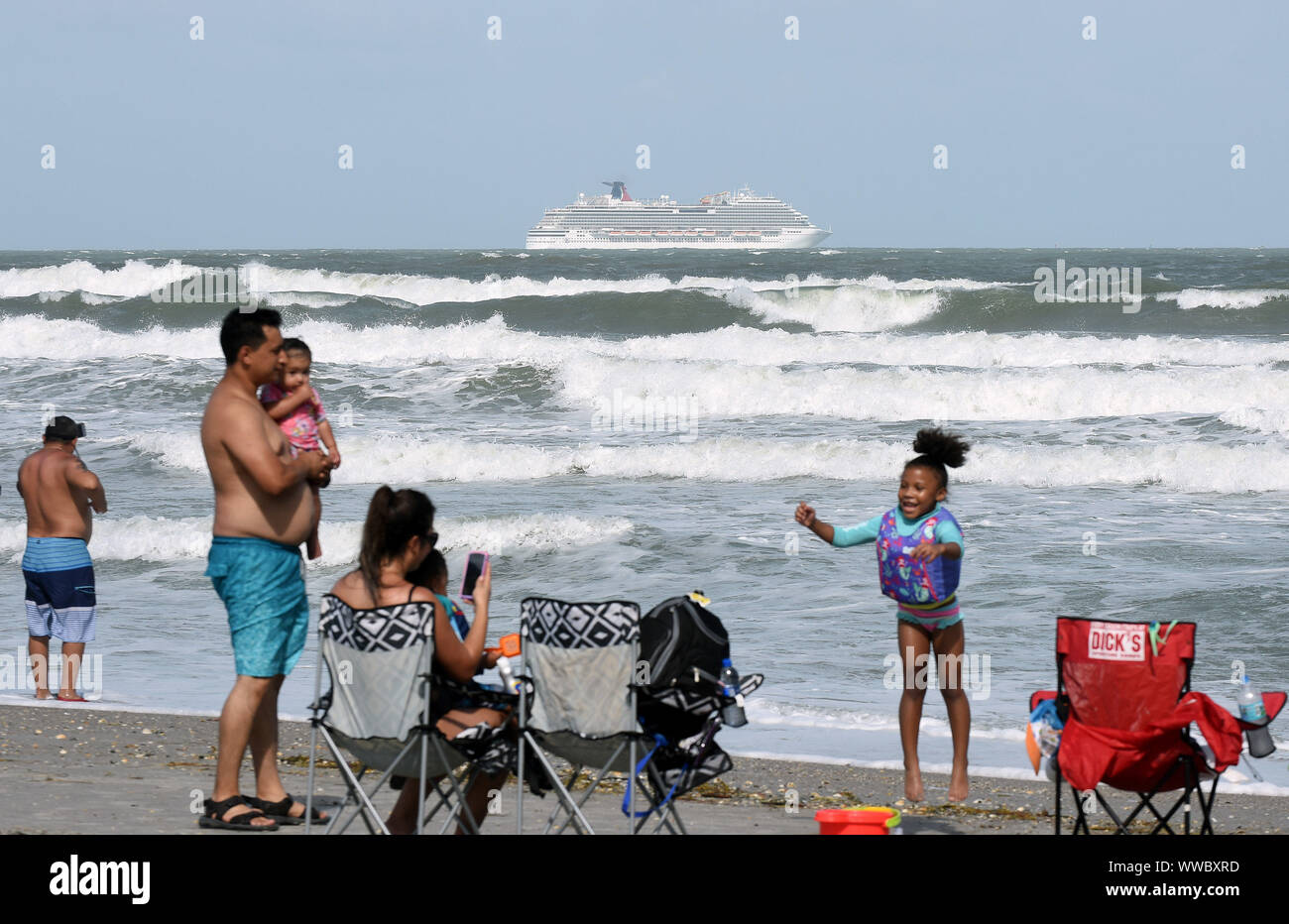 Florida, USA. 14 Sep, 2019. Die Carnival Breeze Kreuzfahrtschiff Köpfe heraus zum Meer und Strand - goers der rauen Brandung erzeugt durch den tropischen Sturm Humberto genießen, wie es bewegt sich nördlich vor der Küste von Florida. Credit: SOPA Images Limited/Alamy leben Nachrichten Stockfoto
