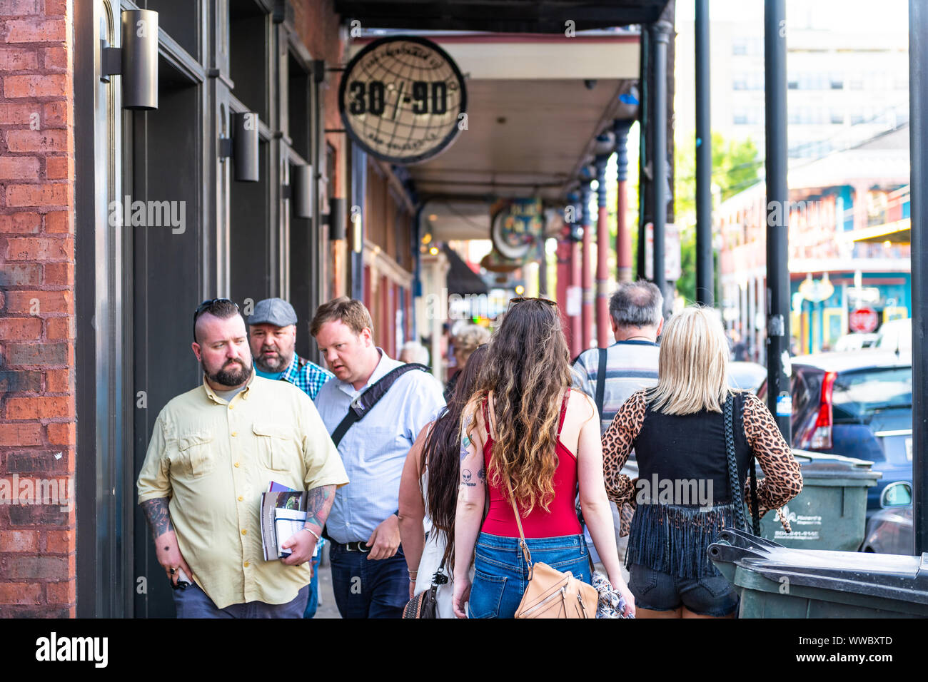 New Orleans, USA - 22. April 2018: Frenchmen Street Bürgersteig in Louisiana Altstadt Stadt mit Menschen, die von Restaurants, Bars und Pubs Cafe Stockfoto