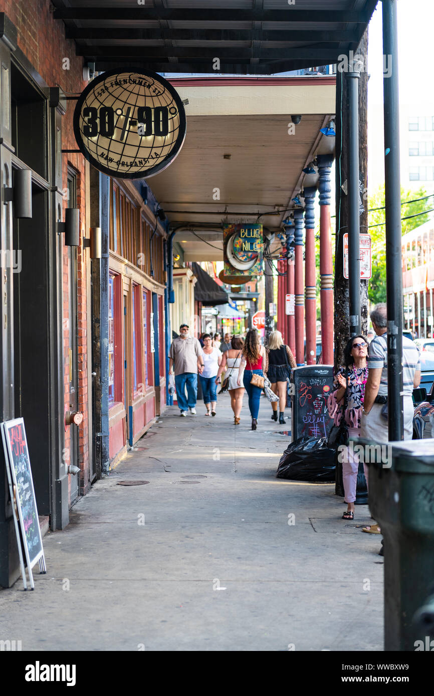 New Orleans, USA - 22. April 2018: Straße Bürgersteig im Französischen Viertel Franzosen, Louisiana Altstadt Stadt mit Menschen zu Fuß von Restaurants, Bars und p Stockfoto