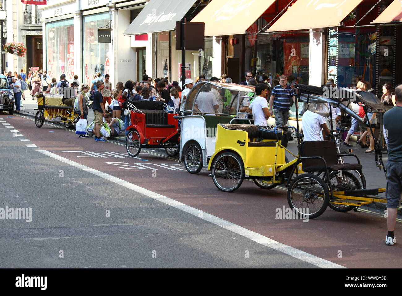 Pedicabs verursacht Verstopfung außerhalb Hamleys Toy Store in der Regent Street, London, W1. Die Pedicabs Park in einem operativen Bus Lane können Sie über den Bereich als Rang und die Polizei scheinen die Praxis viel für die Unannehmlichkeiten, die den Busfahrer und die schwarzen Londoner Taxis bereit. Transport for London [TFL] benötigen, um dieses Problem zu beheben, da es Engpässe in der gesamten West End von London. Stockfoto