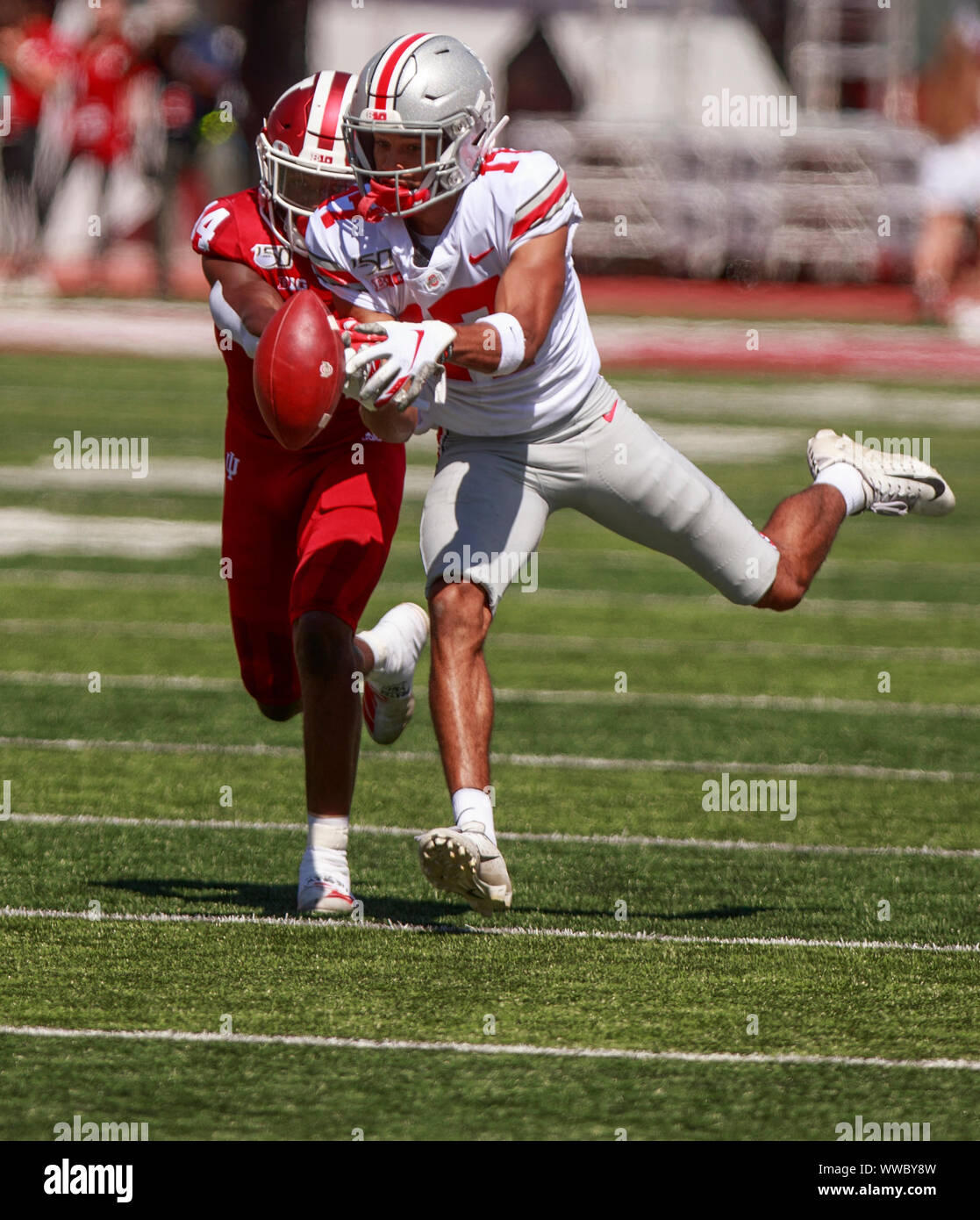 Bloomington, USA. 14 Sep, 2019. Der Indiana Universität Andre Brown Jr. (14) Hält einen Ausweis für die Ohio State Chris Olave (17) während eines NCAA Football Spiel bei IU Memorial Stadium. (Finale Ergebnis: Ohio State 50 - 10 der Indiana University) Credit: SOPA Images Limited/Alamy leben Nachrichten Stockfoto