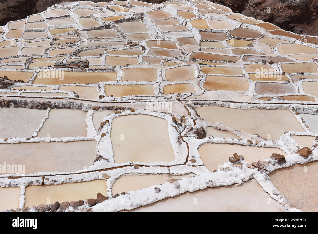 Eine allgemeine Ansicht der Salineras de Maras. Der Salineras de Maras ist an den Hängen des Qaqawiñay Berg, auf einer Höhe von 3.380 m im urumbamba Tal, in der Nähe der Stadt von Maras. Es ist mit mehr als 3 Tausend natürlichen Salz Brunnen gemacht. Jedem der Brunnen hat eine Größe von 5 Quadratmetern. Die 3.000 Pools sind durch einen unterirdischen hypersaline Feder, die rund 110 Millionen Jahren bei der Entstehung der Anden entstanden zugeführt. Die meisten der Dorfbewohner von Maras Arbeit hier. Stockfoto