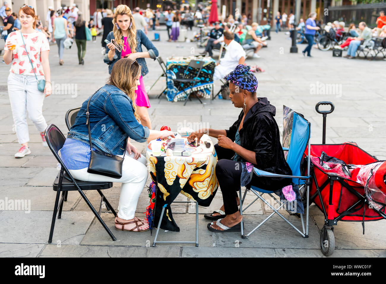 New Orleans, USA - 22. April 2018: Altstadt Straße in Louisiana Stadt von St. Louis Kathedrale Kirche, viele Leute auf der Jackson Square mit tarot Karte Menge Stockfoto
