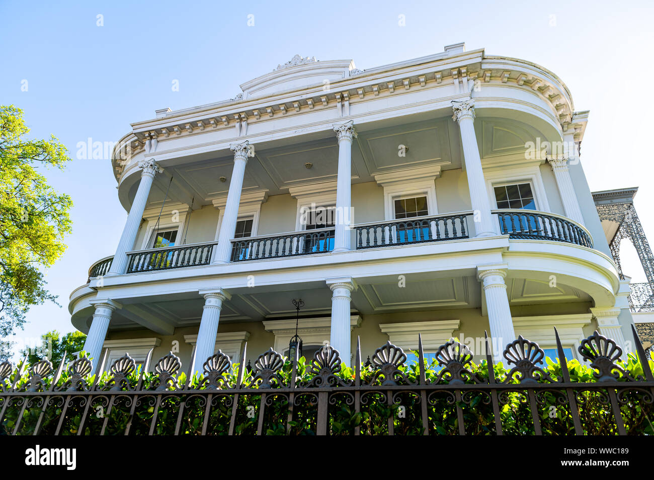 New Orleans, USA - 23. April 2018: Old Street Historic Garden District in Louisiana Stadt mit Immobilien historische White Yellow House Mansion mit cas Stockfoto