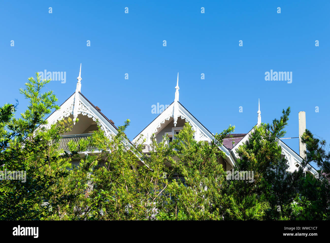 New Orleans, USA - 23. April 2018: Old Street Historic Garden District in Louisiana Stadt mit Immobilien historisches weißes Dach von House Mansion gegen Stockfoto