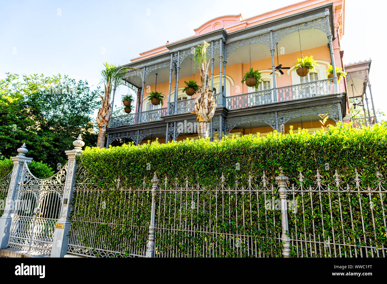 New Orleans, USA - 23. April 2018: Old Street Historic Garden District in Louisiana Stadt mit Immobilien Historic House Mansion Gusseisen Zaun und g Stockfoto