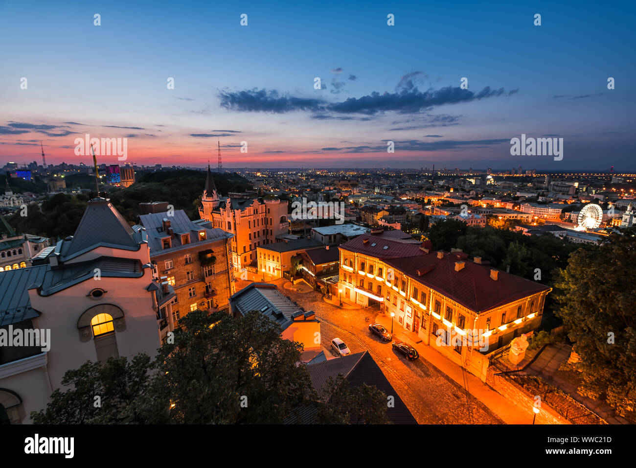 Kiew, Ukraine - August 13, 2018: Antenne Hohe Betrachtungswinkel und der dunklen Nacht Dämmerung über der ukrainischen Hauptstadt, Stadtbild mit Skyline bei historischem Kopfsteinpflaster Stockfoto