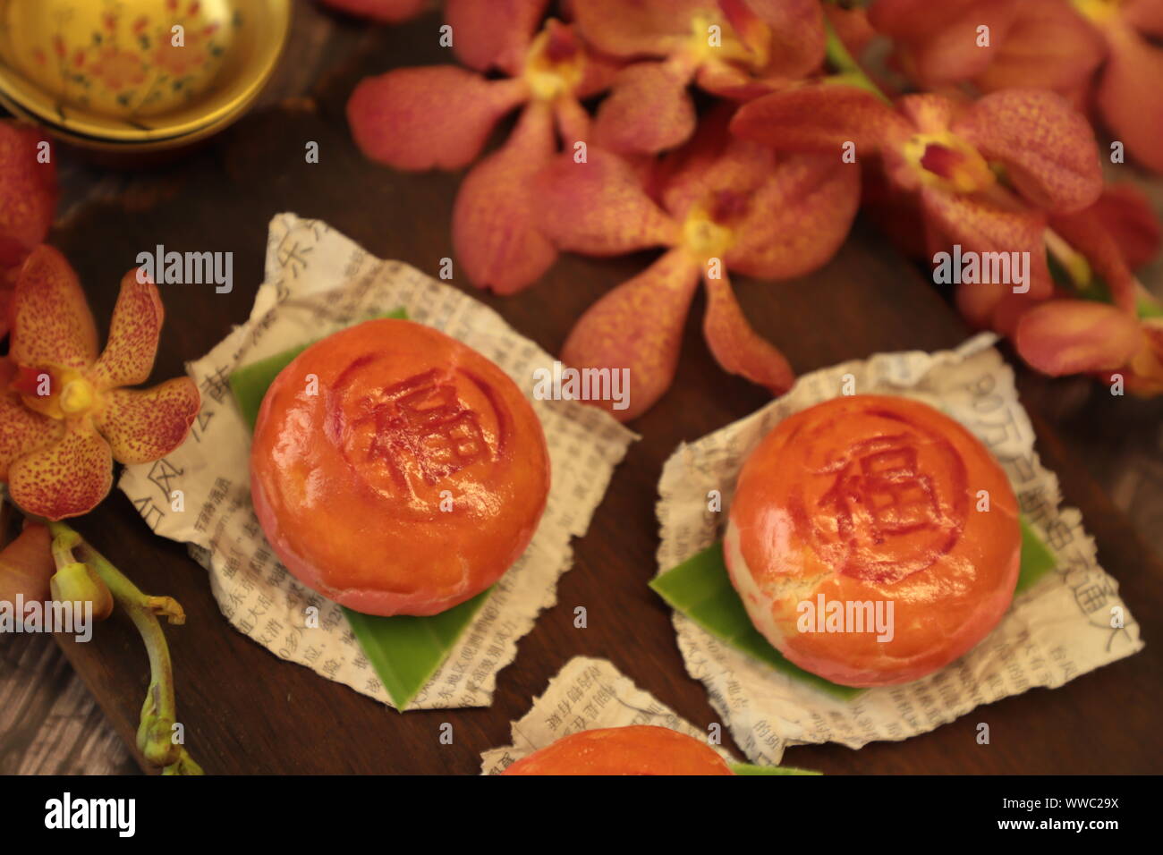 Lianzi Piah. Chinesische gebackenes Gebäck mit Lotus Samen einfügen und gesalzenen Eigelb. Die Konditorei top ist mit chinesischen Zeichen gestempelt symbolisiert 'Gepriesen, Glück' Stockfoto