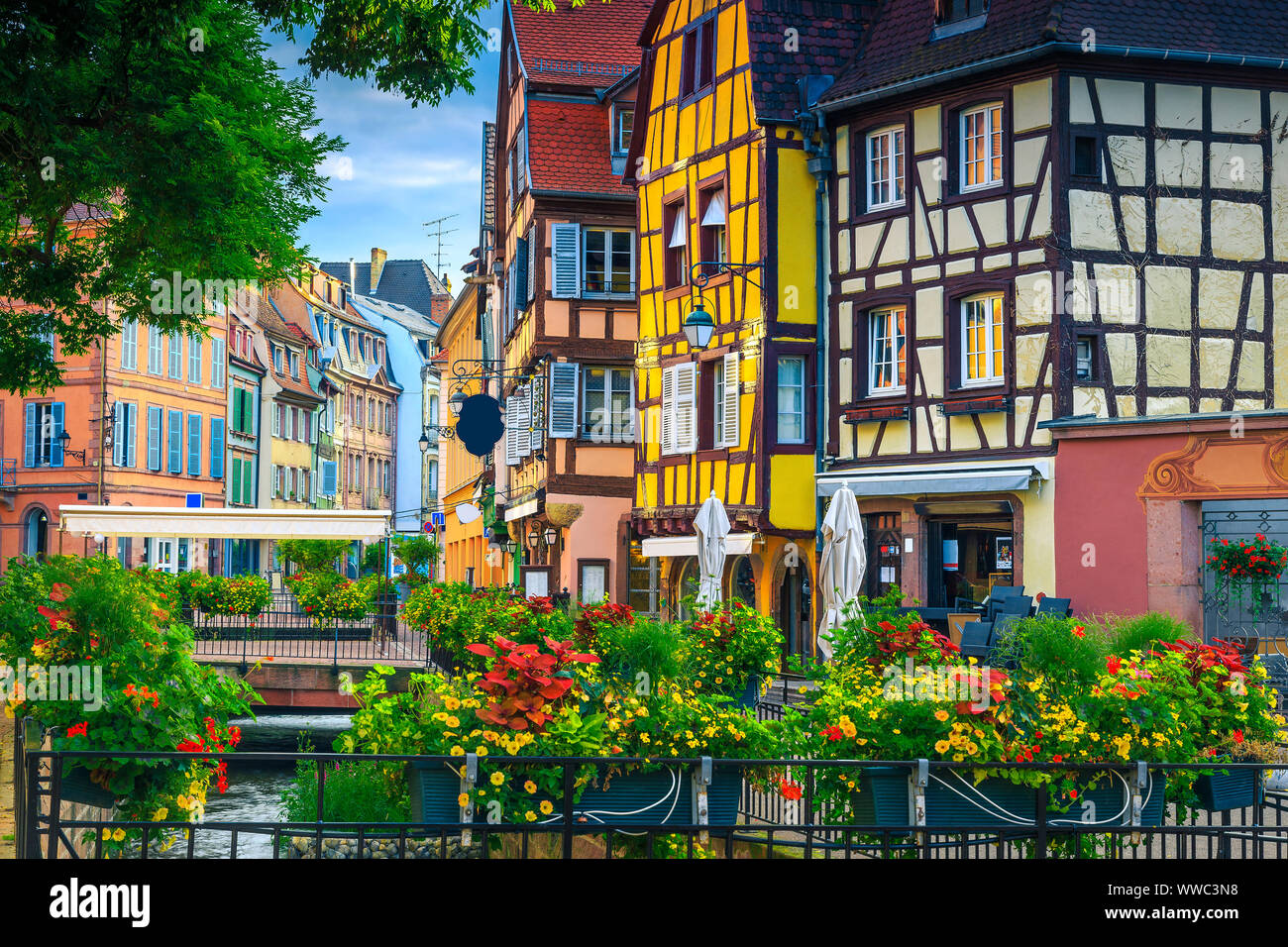 Beliebte touristische Ort und Lage. Malerischer Blick auf die Straße mit bunten Gebäuden und Blumen, Colmar, Frankreich, Europa Stockfoto
