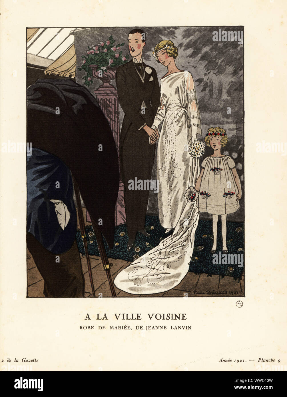 Frau in Wedding Dress in bestickten Satin von Jeanne Lanvin, mit dem Bräutigam und Kind im Studio des Fotografen posiert. A la ville Voisine. Robe de Mariee de Jeanne Lanvin. Robe de mariée, de Jeanne Lanvin, en Satin brodé et Perlé. Les manches à la juive sind parceillement brodées perlées et, ainsi que sur toute Sohn élendue, la longue Iraîne qui Teil des épaules. Platte 9, Bd. 1.2, 1921. Papierkörbe pochoir Lithographie von Pierre Brissaud von Lucien Vogel Le Bon Genre: 100 Platten von der Zeitung Le Bon Ton, Brentanos, Paris, 1922. Stockfoto