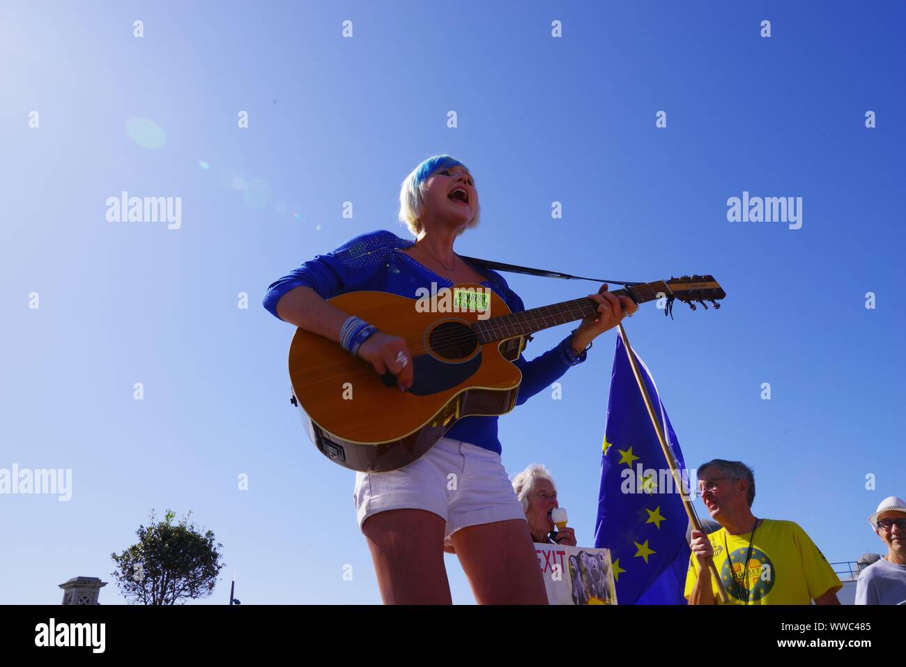 Madeleina Kay britische Schriftsteller, Illustrator, politischer Aktivist, EU-Supergirl verbindet Dorset für Europa in Bournemouth 14. September 2019. Kay eine Erscheinungsbild an und Sie an einer Demo von Dorset für Europa und Stoppen den Putsch, ging auf eine Rallye für Europa im neuen Forset. Das Dorset für Europa Demo in Bournemouth fiel mit der conferance Liiberal Demokraten. Stockfoto