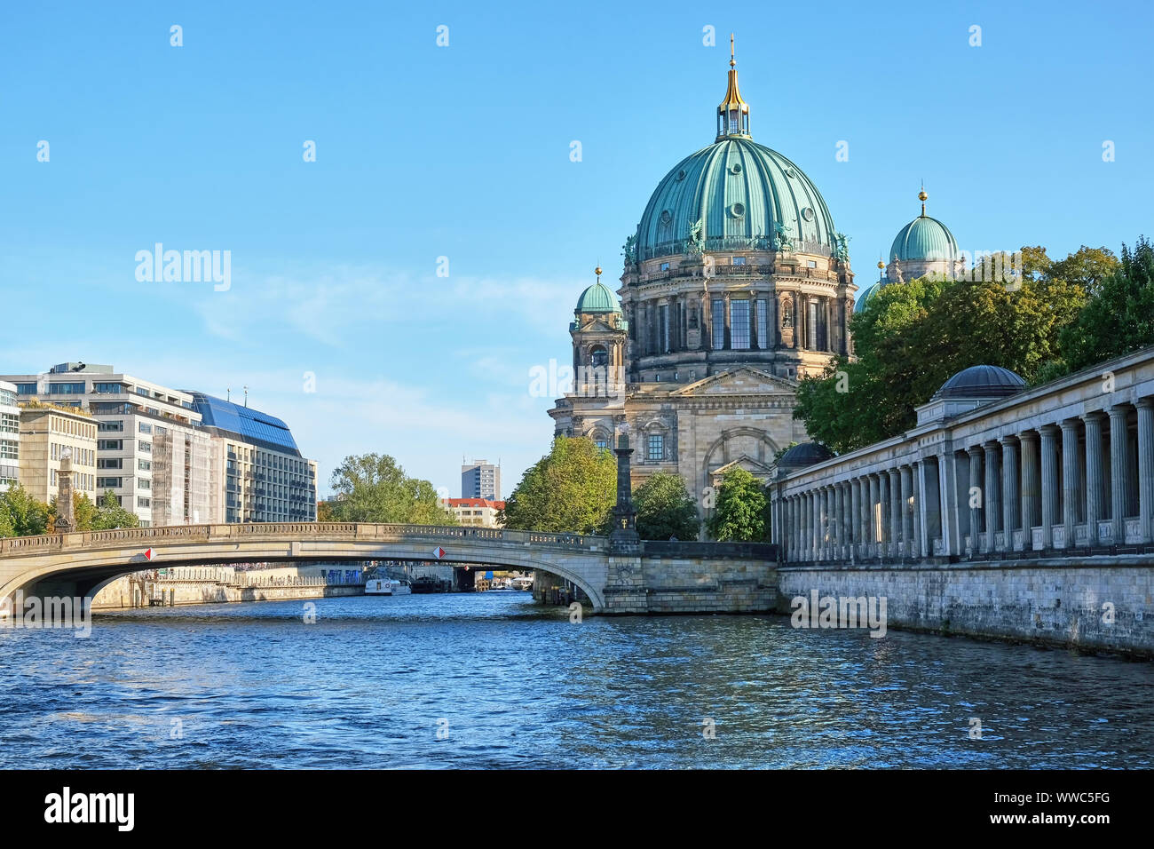 Der Berliner Dom auf der Museumsinsel und der Spree Stockfoto