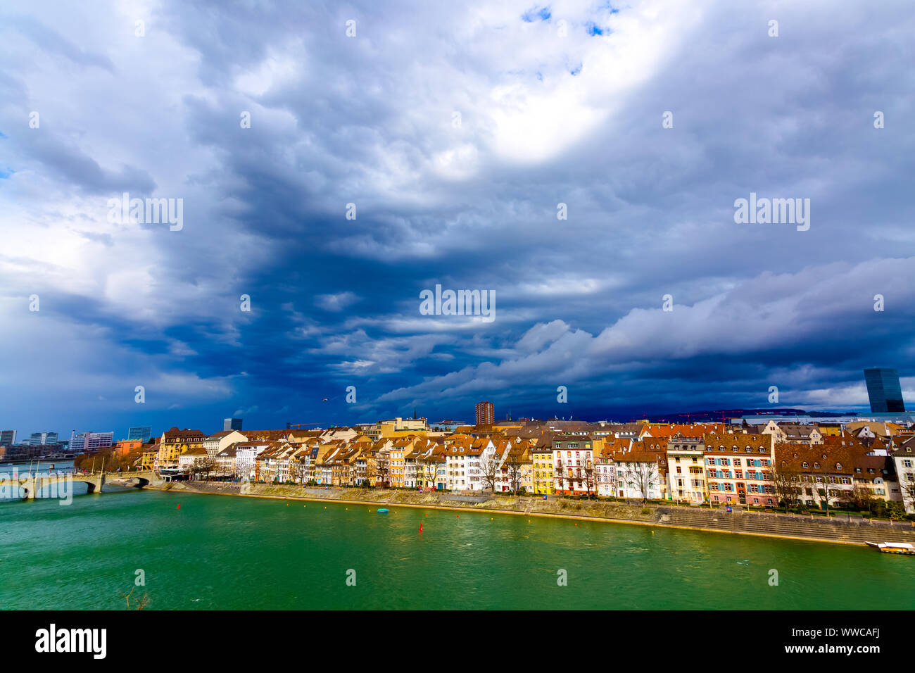 Basel Architektur entlang Rhein und Gewitterwolken am Himmel in Basel, Schweiz. Stockfoto