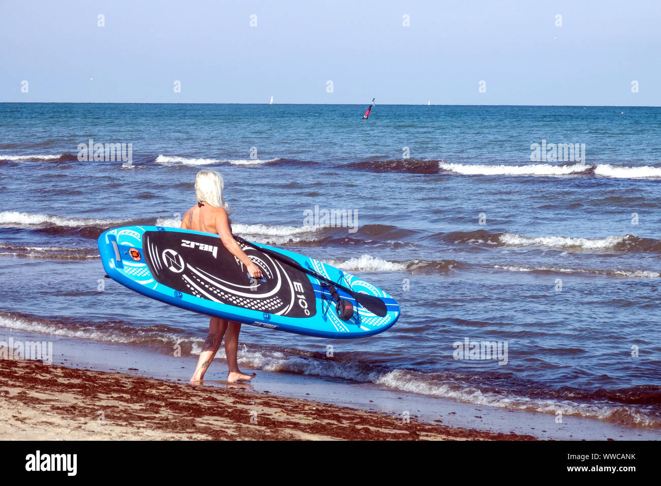 Deutschland Meer, die Küste der Ostsee, Strand von Warnemünde, Frau paddleboard Stockfoto