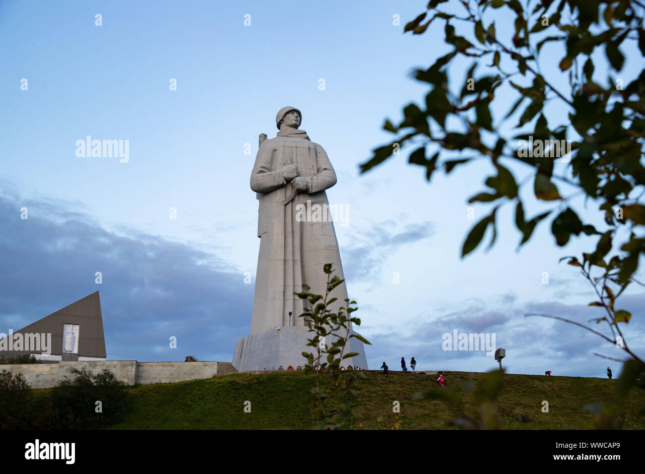 Murmansk. 12 Sep, 2019. Foto auf Sept. 12, 2019 zeigt das Denkmal für die Verteidiger des sowjetischen Arktis während des Großen Vaterländischen Krieges, auch bekannt als Alyosha getroffen, in der Arktis Hafenstadt Murmansk - Russland. Credit: Bai Xueqi/Xinhua/Alamy leben Nachrichten Stockfoto