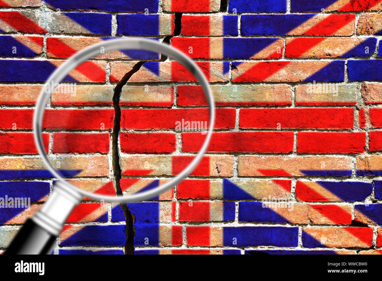 Risse im Mauerwerk mit britischer Flagge - die Erforschung der Gründe von brexit Konzept Bild - Begriff Bild durch ein Vergrößerungsglas gesehen Stockfoto