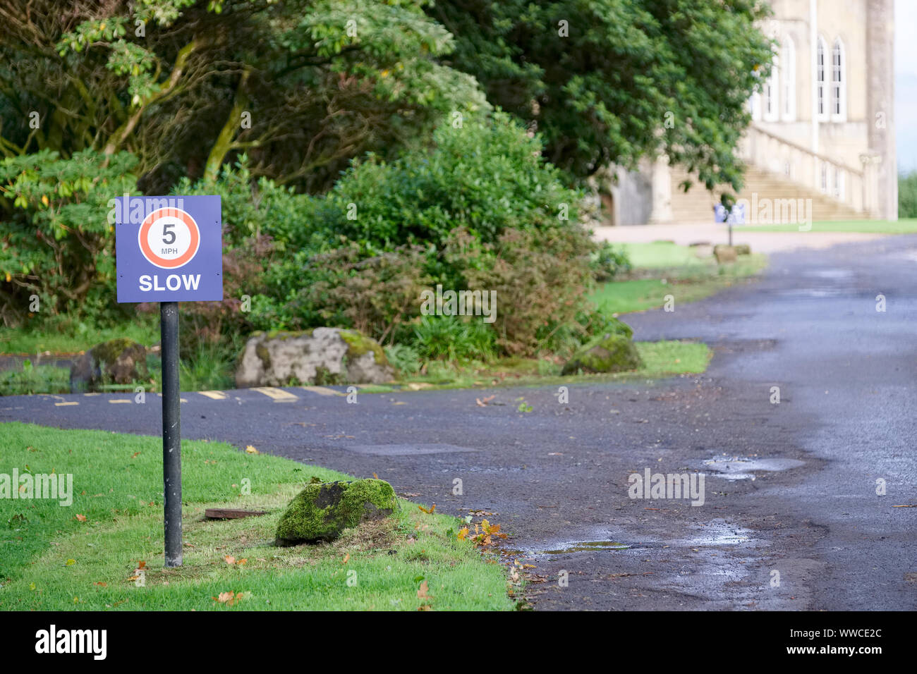 5 mph Höchstgeschwindigkeit Straße Zeichen an öffentlichen Park Stockfoto