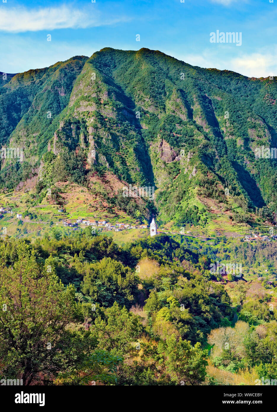 Einen erhöhten Blick auf die hügelige Landschaft der Insel Madeira. Stockfoto