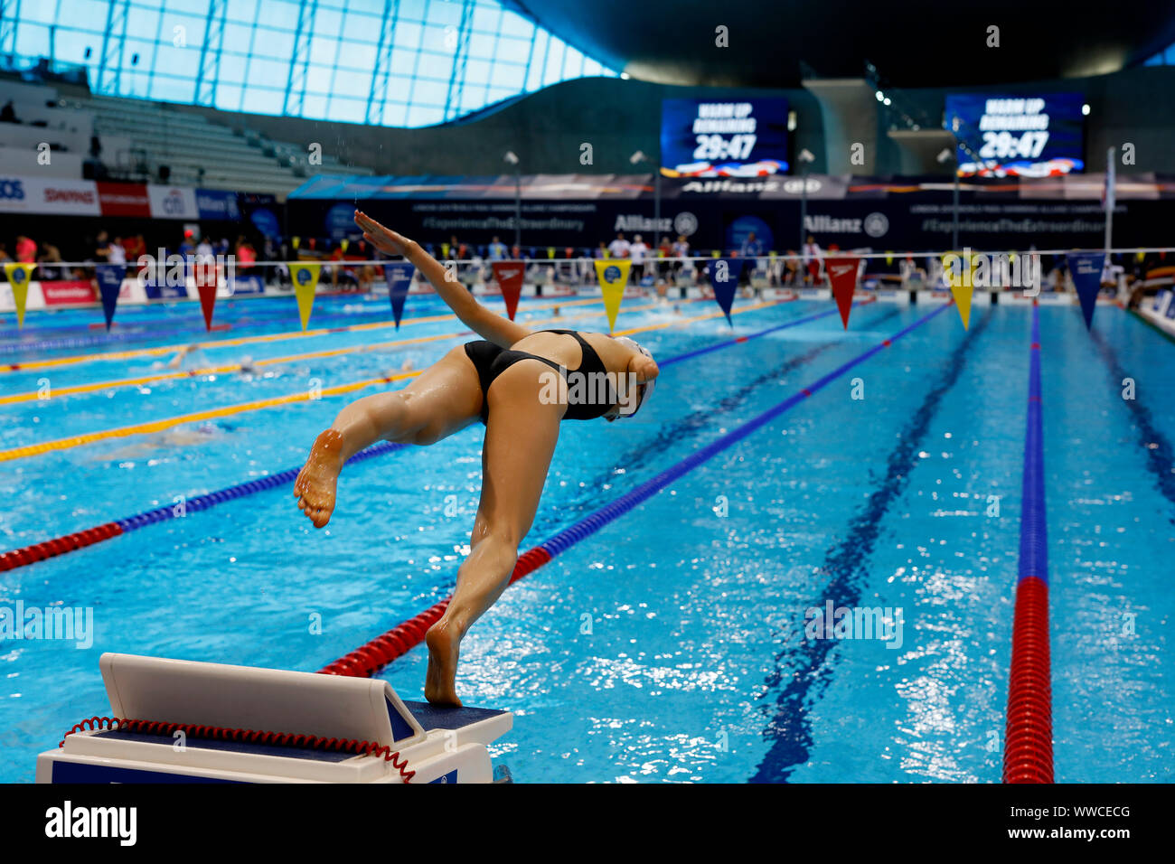 Allgemeine Ansicht der Schwimmer während der Aufwärmphase Session bei Tag sieben der Welt Para Schwimmen Allianz Meisterschaften an der London Aquatic Centre, London. Stockfoto