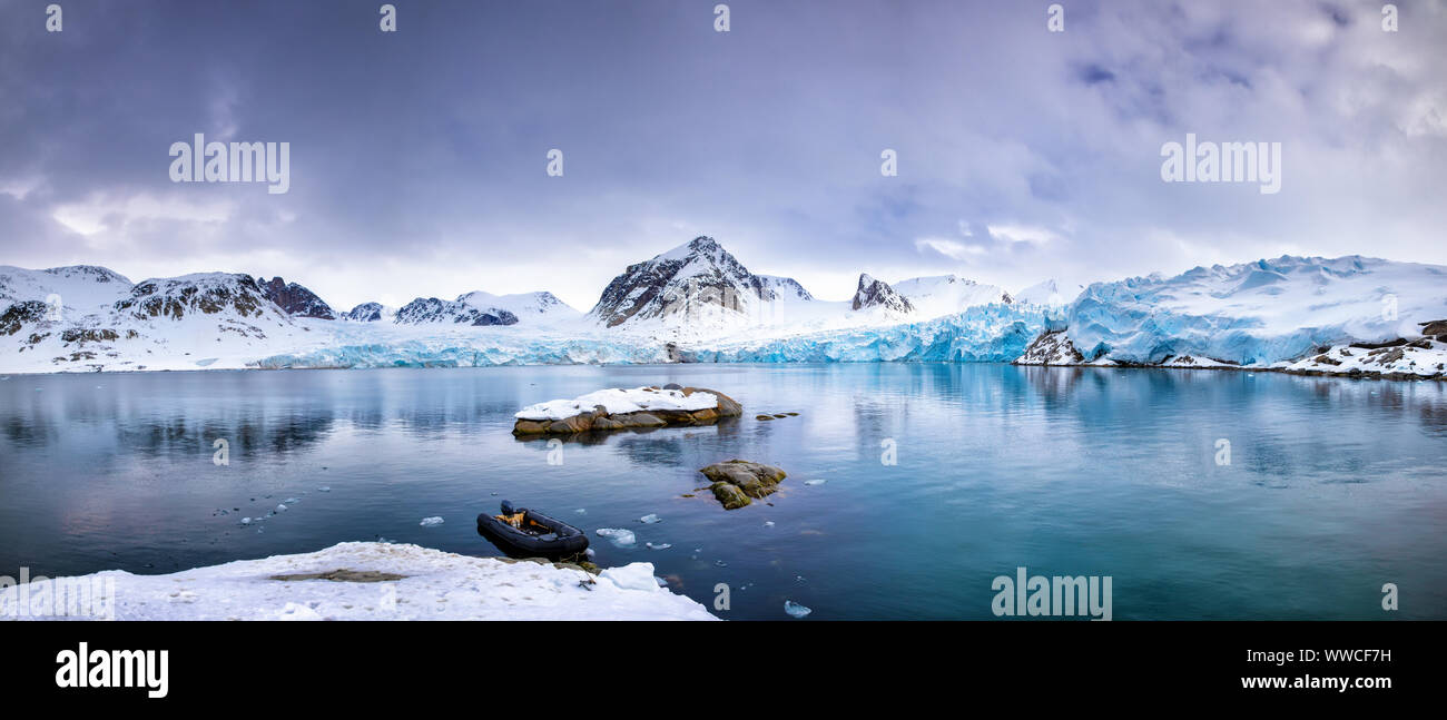 Panarama der Berge, Schnee und blauem Gletschereis des Smeerenburg Gletscher, Svalbard, und der Archipel zwischen dem norwegischen Festland und dem Nordpol. Stockfoto