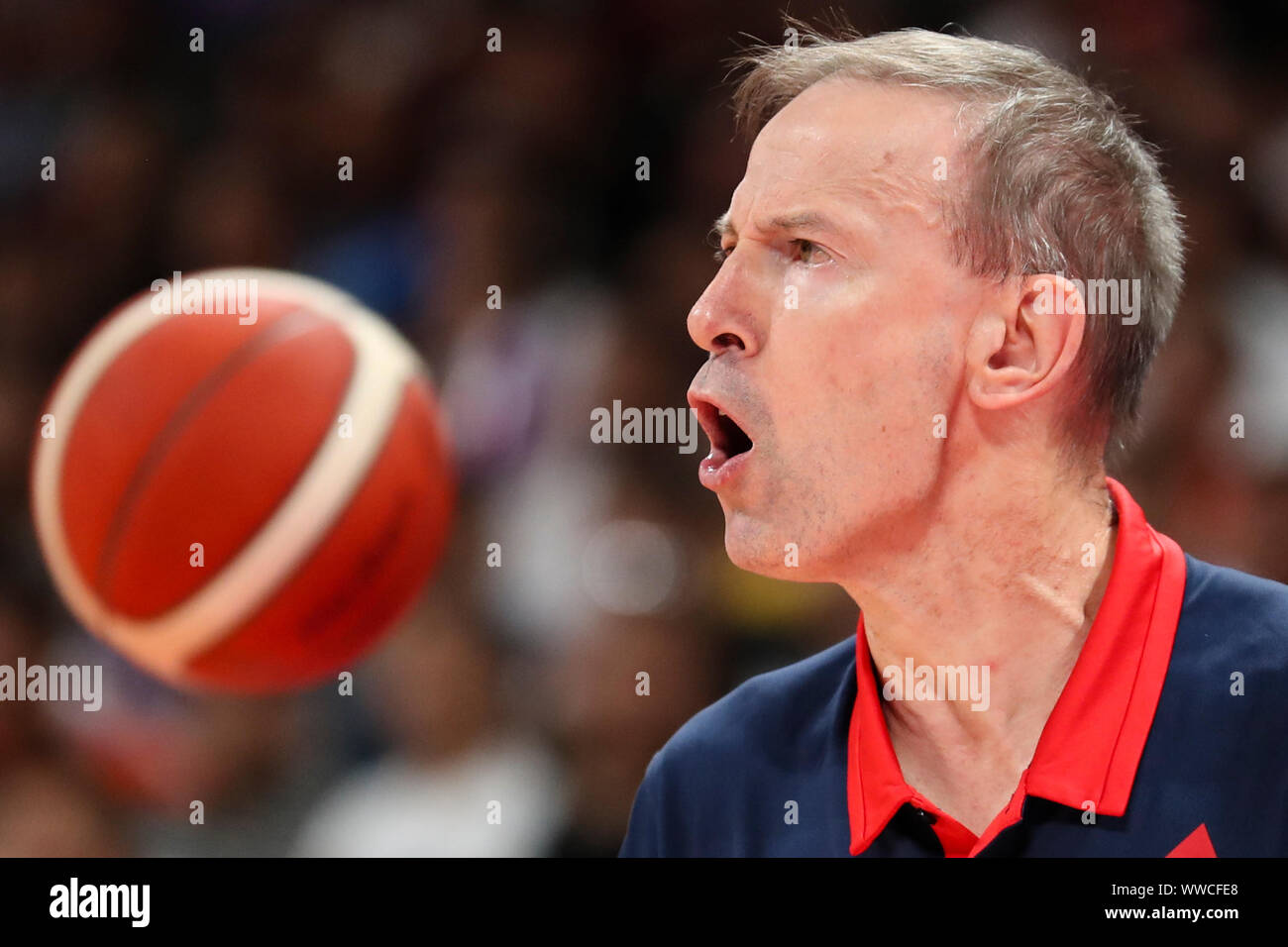 Peking, China. 15 Sep, 2019. Vincent Collet, Head Coach von Frankreich, reagiert, während der dritte Platz Spiel zwischen Frankreich und Australien am 2019 FIBA-Weltmeisterschaft in Peking, der Hauptstadt von China, Sept. 15, 2019. Credit: Meng Yongmin/Xinhua/Alamy leben Nachrichten Stockfoto