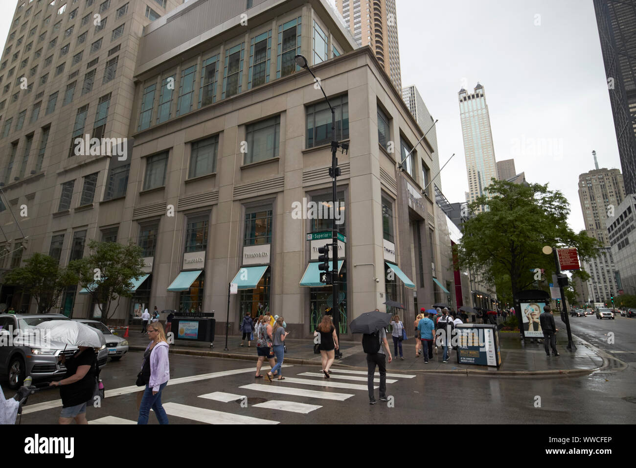 Tiffany And Co Store auf der North Michigan Avenue Magnificent Mile auf einem nassen bewölkten Tag in Chicago Illinois USA Stockfoto