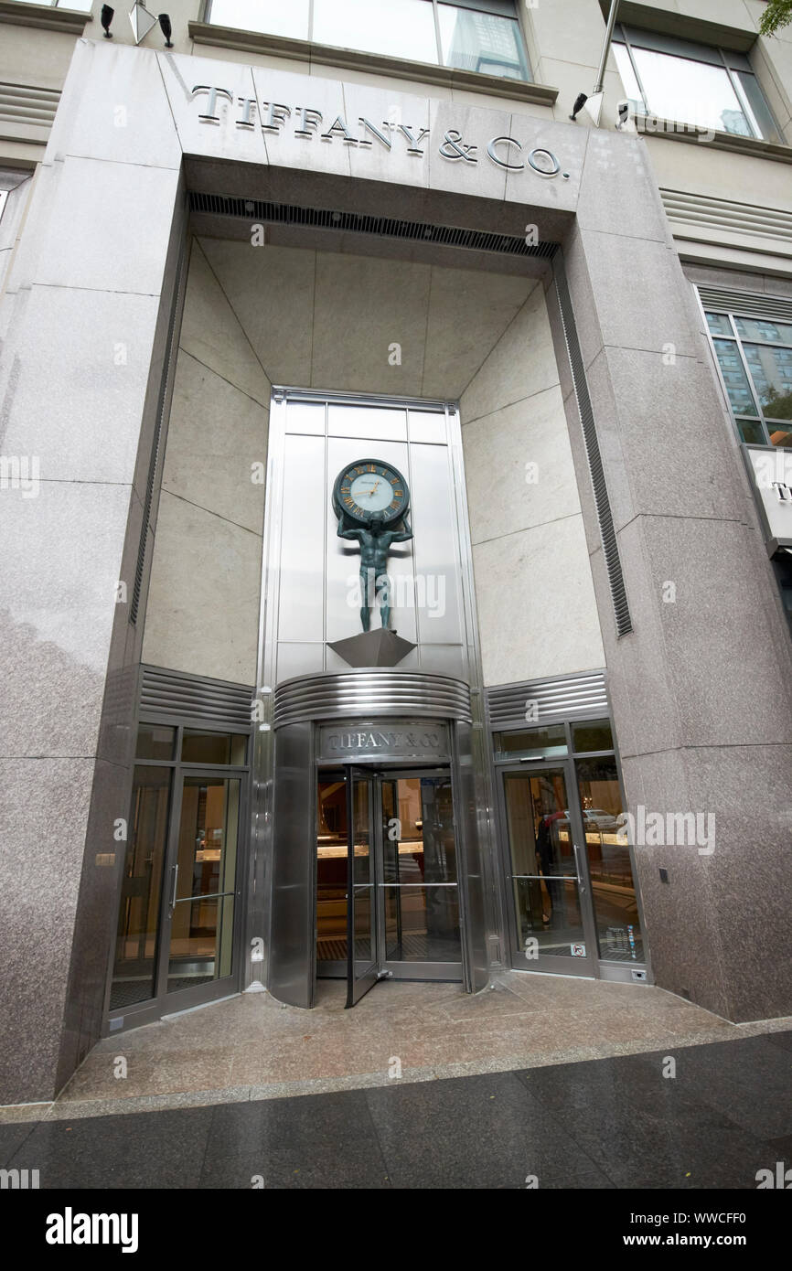 Tiffany And Co Store auf der North Michigan Avenue Magnificent Mile auf einem nassen bewölkten Tag in Chicago Illinois USA Stockfoto