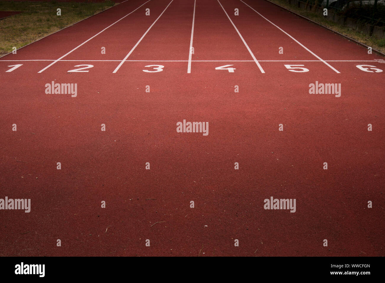 Laufstrecke mit Gassen und Zahlen Stockfoto