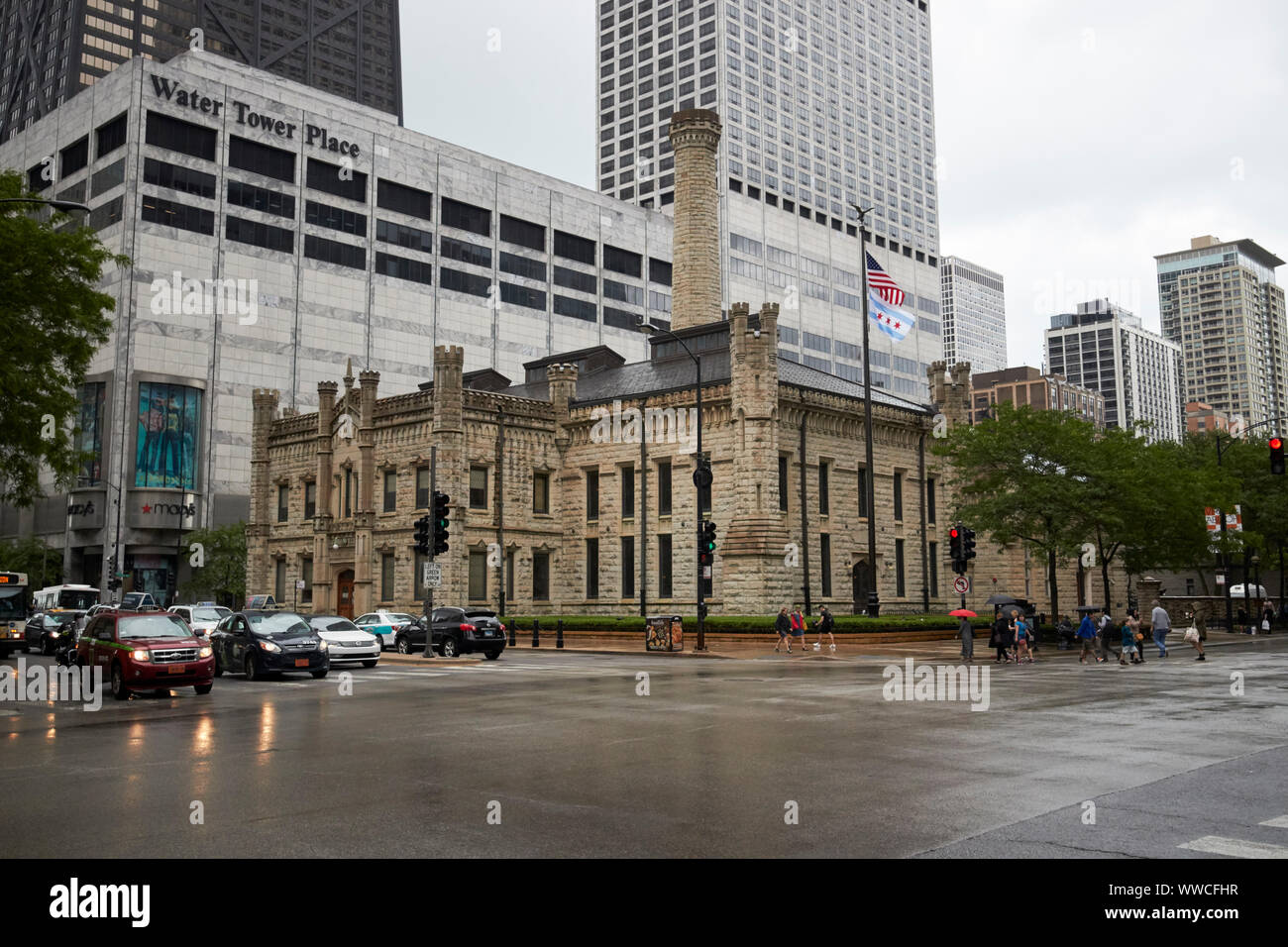 Wasserturm Pumpenhaus an der North Michigan Avenue Magnificent Mile auf einem nassen bewölkten Tag in Chicago Illinois USA Stockfoto