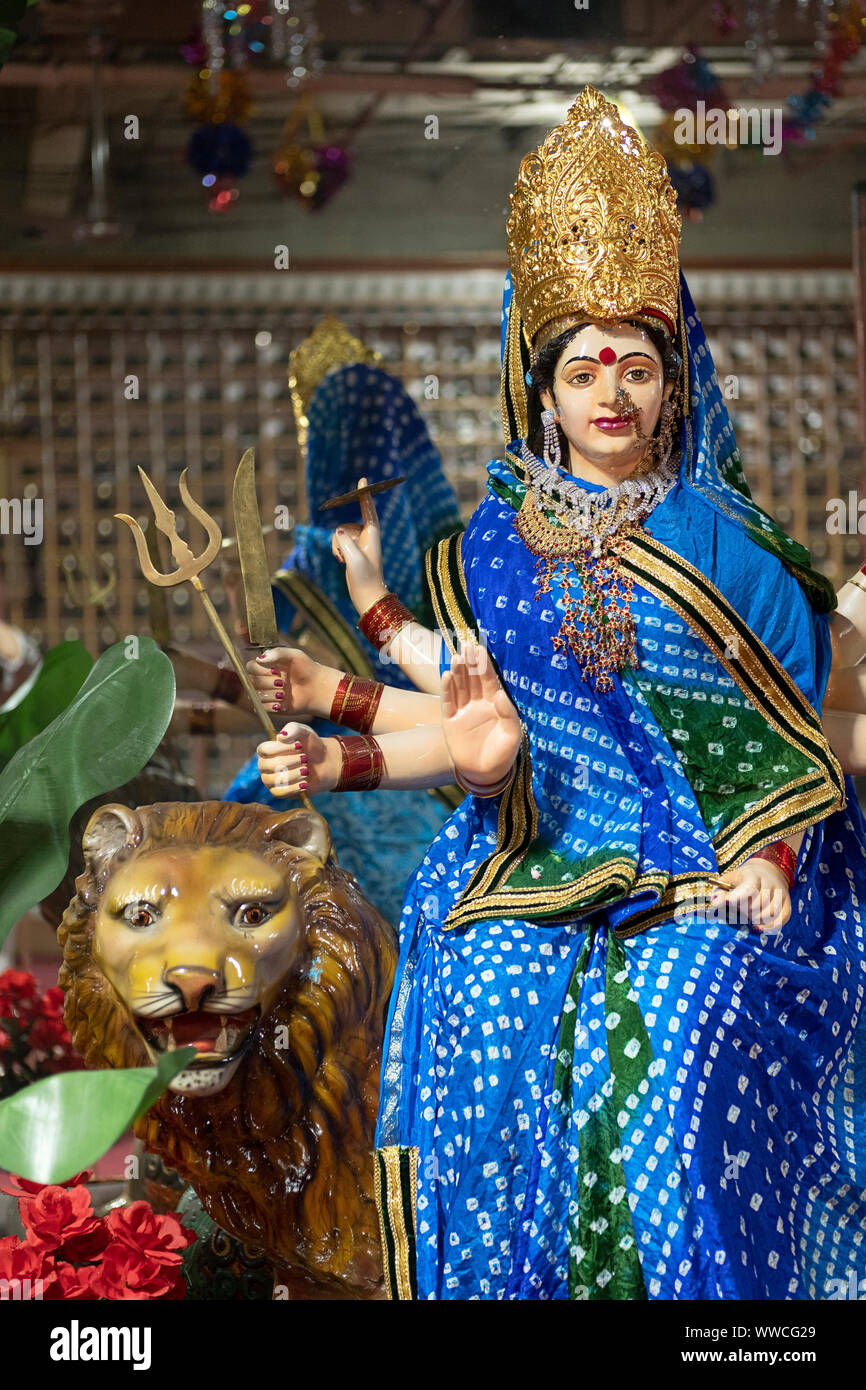 Eine bunte Statue der Göttin Durga innerhalb des Geeta Tempel in Woodside, Queens, New York City. Stockfoto