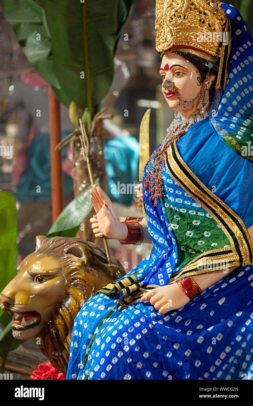 Eine bunte Statue der Göttin Durga innerhalb des Geeta Tempel in Woodside, Queens, New York City. Stockfoto