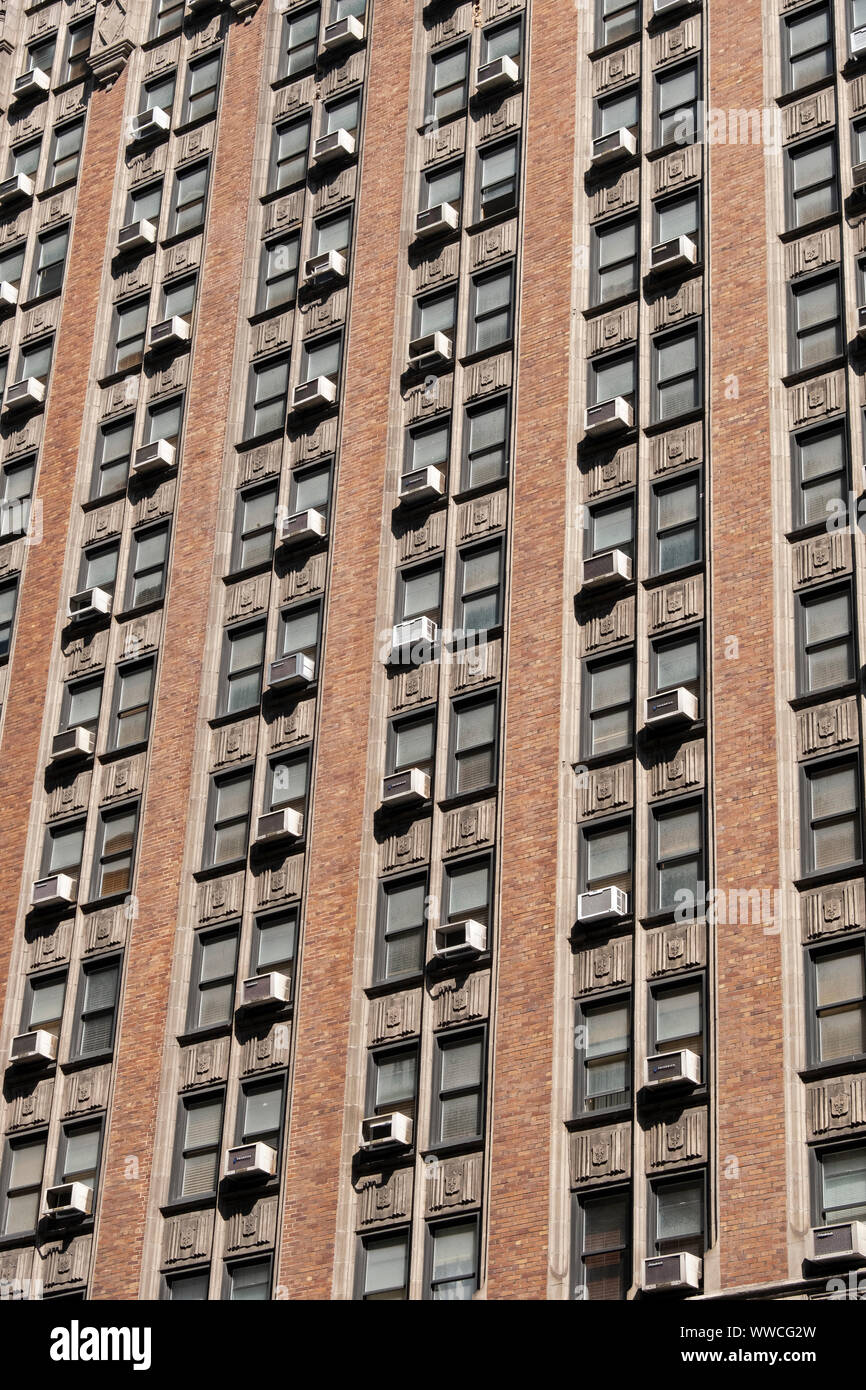 Ein Luxus Apartment Haus an der West 57th Street in Manhattan mit Klimaanlagen in jedem Apartment. Stockfoto