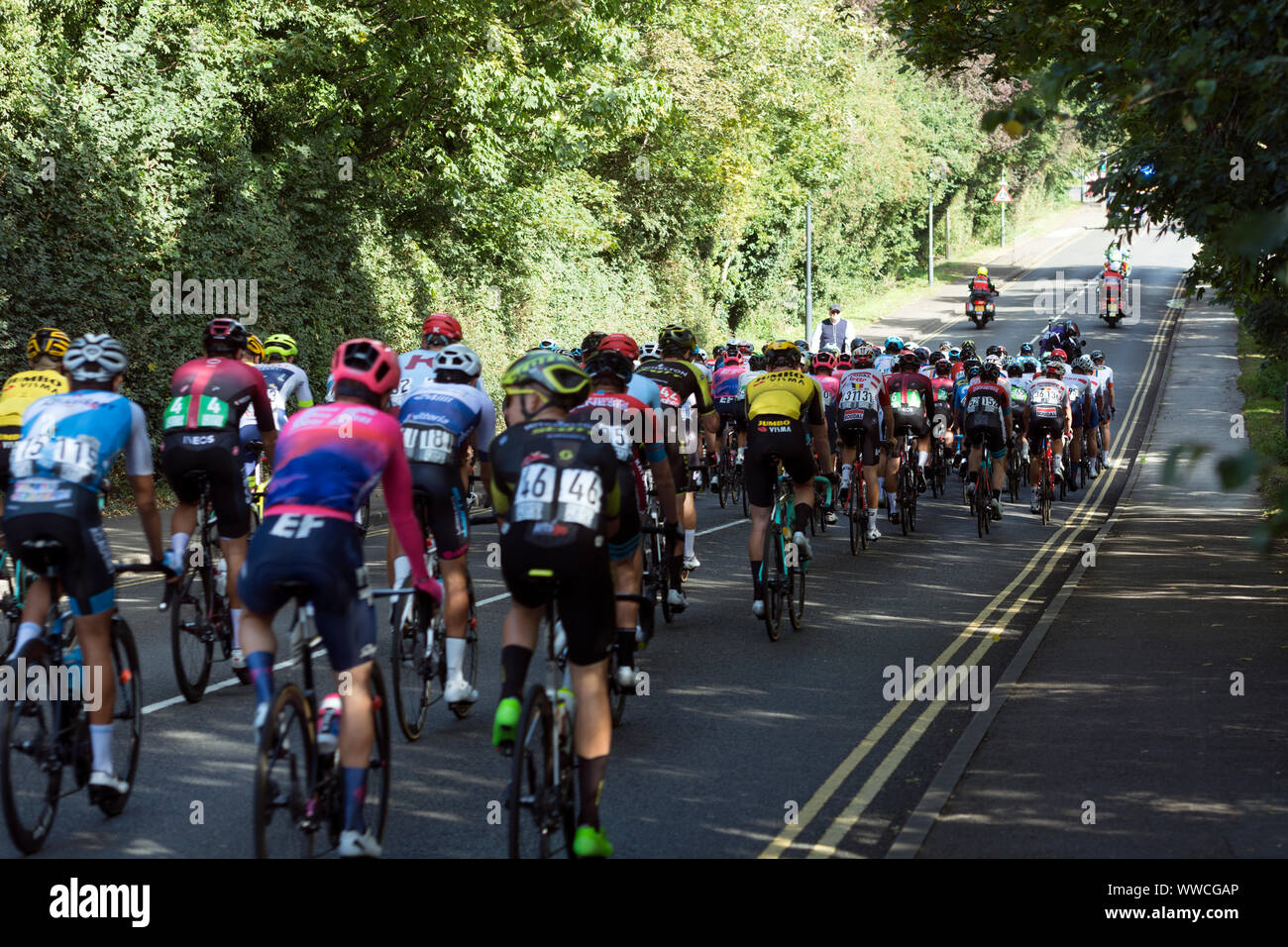 Radfahrer in der 2019 OVO Energy Tour der britischen Männer Radrennen. Stockfoto