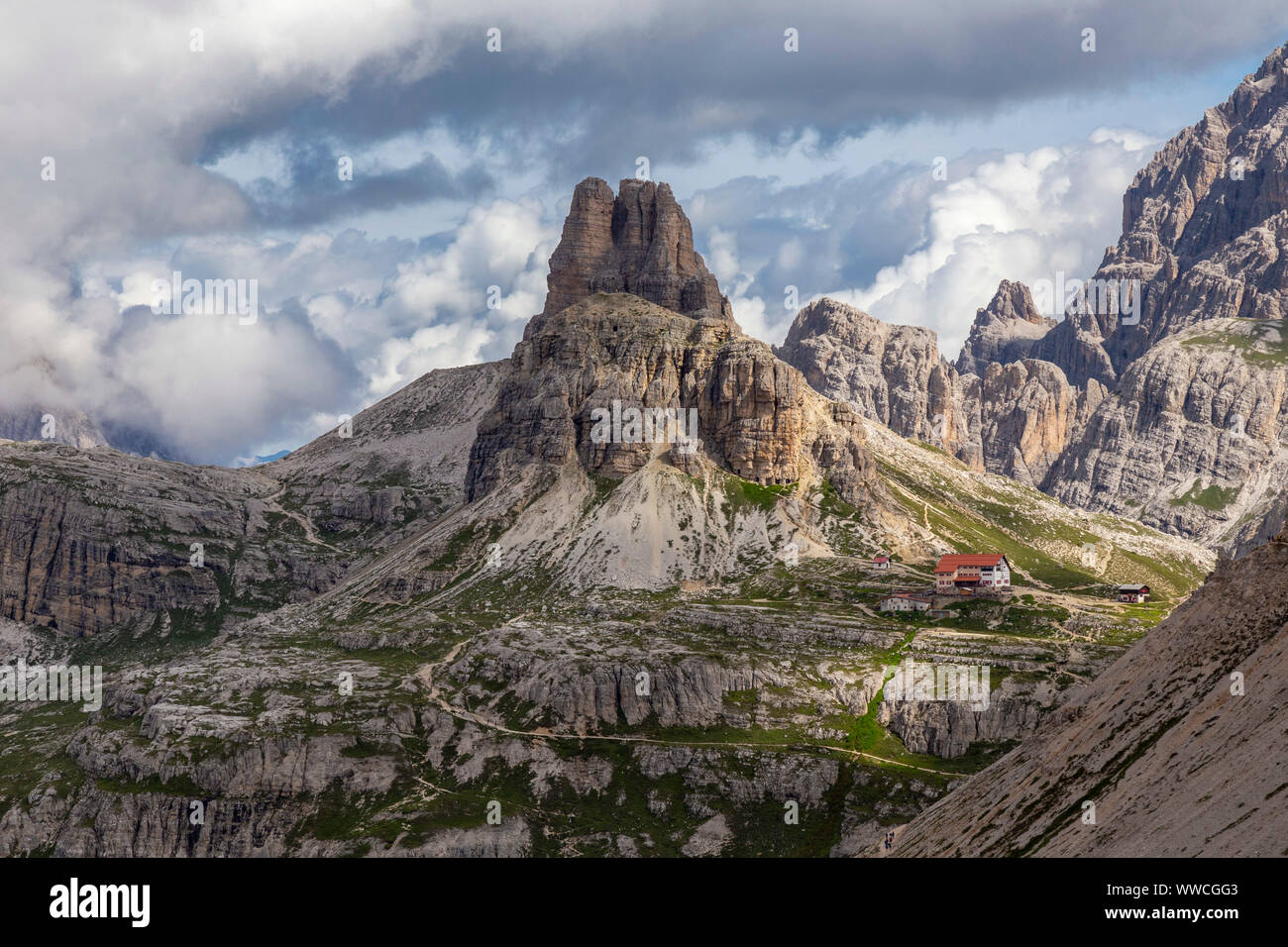 Er Antonio Locatelli Hütte ist eine Schutzhütte in der Tre Cime del Tirol del Sud Naturpark auf einer Höhe von 2.450 m gelegen. Es ist ein idealer Ort zum Contem Stockfoto