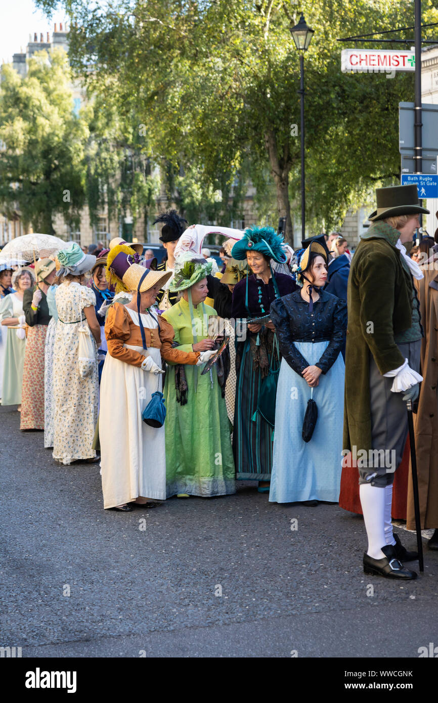 Jane Austen Festival 2019. Die Grand Regency kostümierte Promenade, wo mehr als 500 Menschen aus der ganzen Welt an der offiziellen Eröffnungsprozession des Jane Austen Festivals teilnehmen, die in historischen Kostümen gekleidet ist. Bath, England, Großbritannien Stockfoto