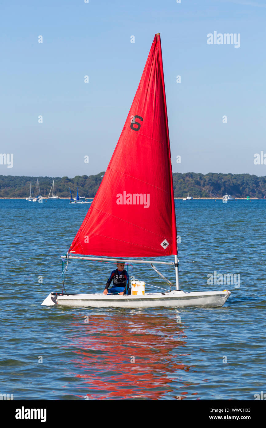 Sandbänke, Poole, Dorset UK. 15. September 2019. UK Wetter: schön warmen, sonnigen Morgen, wie Temperaturen gesetzt höher zu klettern. Liebhaber des Wassersports Kopf zu Sandbänken der Sonnenschein an den Hafen von Poole mit herrlichem Blick auf die Küste zu genießen. Red Sail segeln Credit: Carolyn Jenkins/Alamy leben Nachrichten Stockfoto