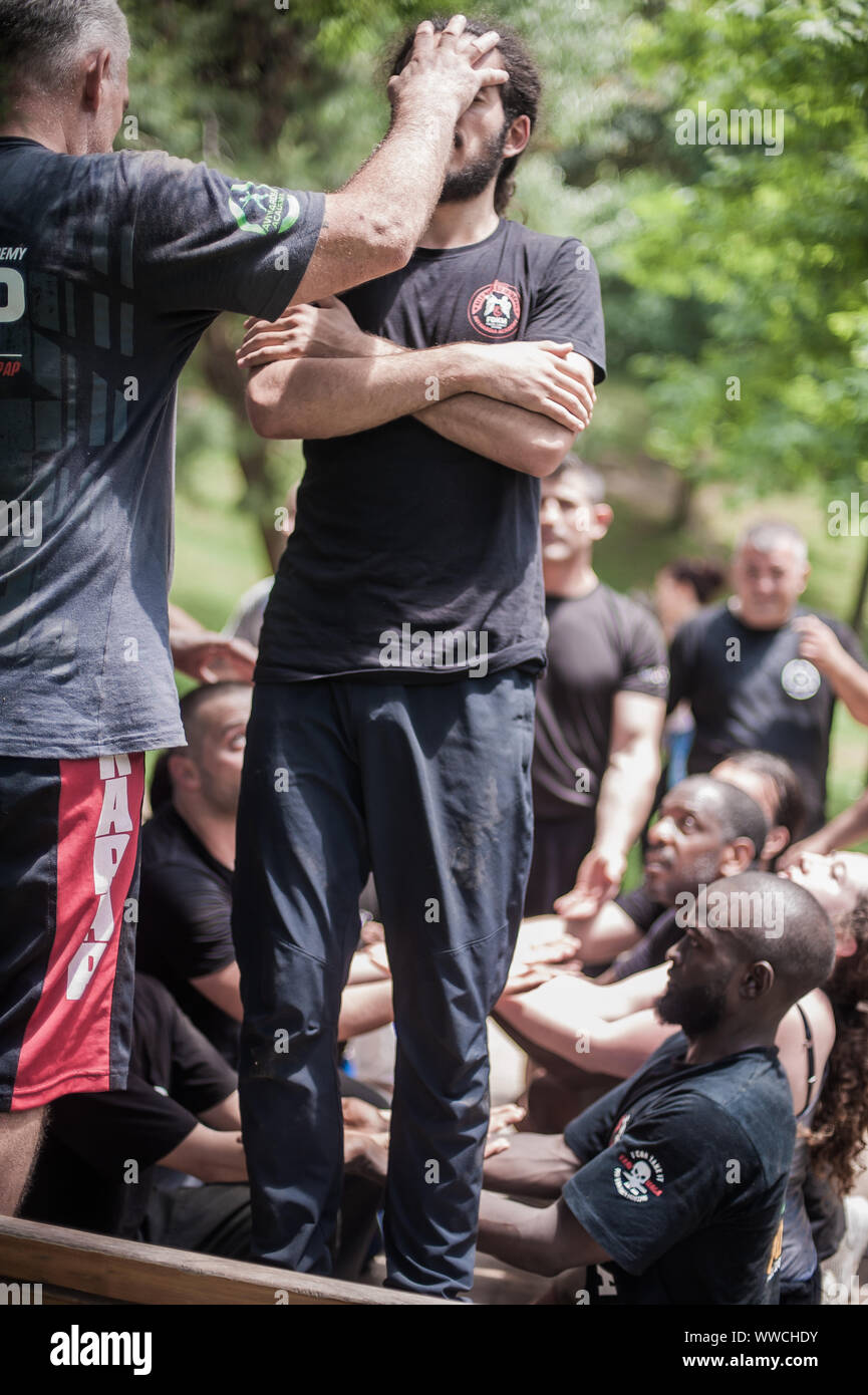 ISTANBUL, Türkei - Maj 30 Jun 02. 2019. Große Gruppe internationaler martial arts Dozenten und Studenten haben hart Kraft Energie Training auf GEN Stockfoto