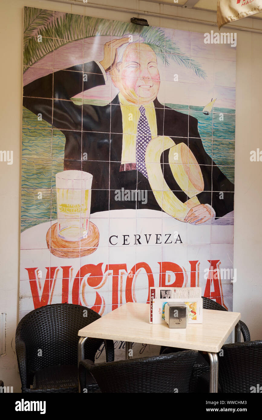 Keramische Fliesen Malerei Werbung der Victoria Bier von Málaga. Andalusien, Spanien. Stockfoto
