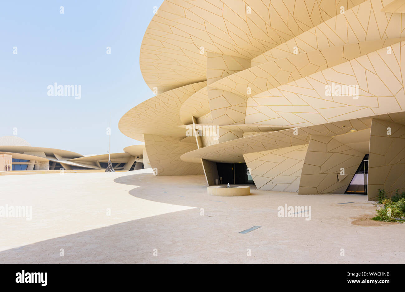 Innenhof des Desert Rose architektonische Wahrzeichen der nationalen Museum von Katar, Doha, Qatar inspiriert Stockfoto