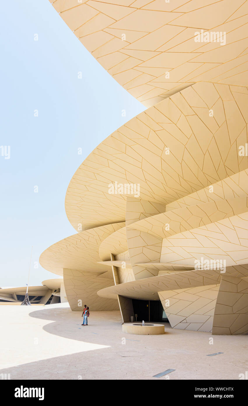 Touristen im Desert Rose architektonische Wahrzeichen der nationalen Museum von Katar, Doha, Qatar inspiriert Stockfoto